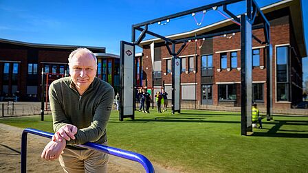 Directeur Huub van der Wal staat voor de buitengymzaal.